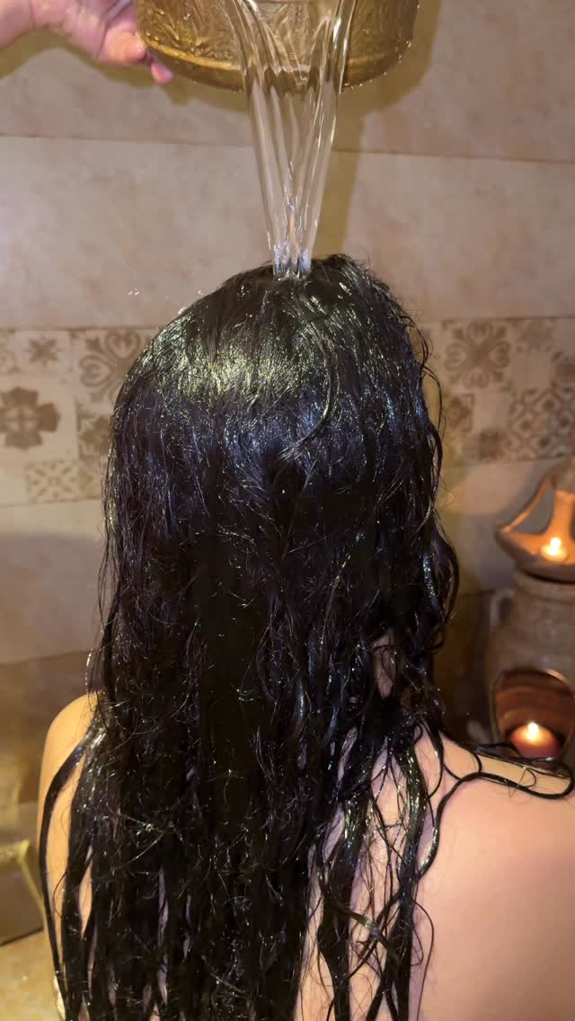 Rituel rinçage à la bouilloire en laiton