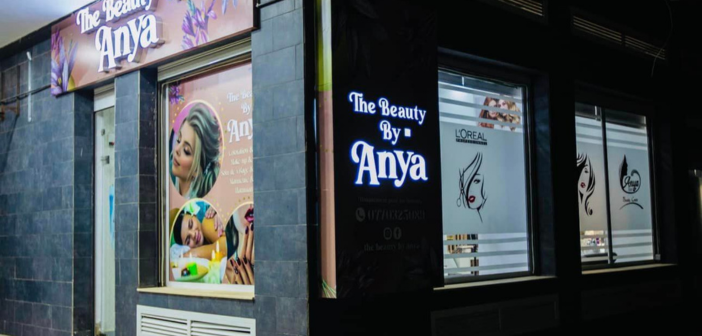Devanture Anya Beauty Center la nuit, façade charcoal